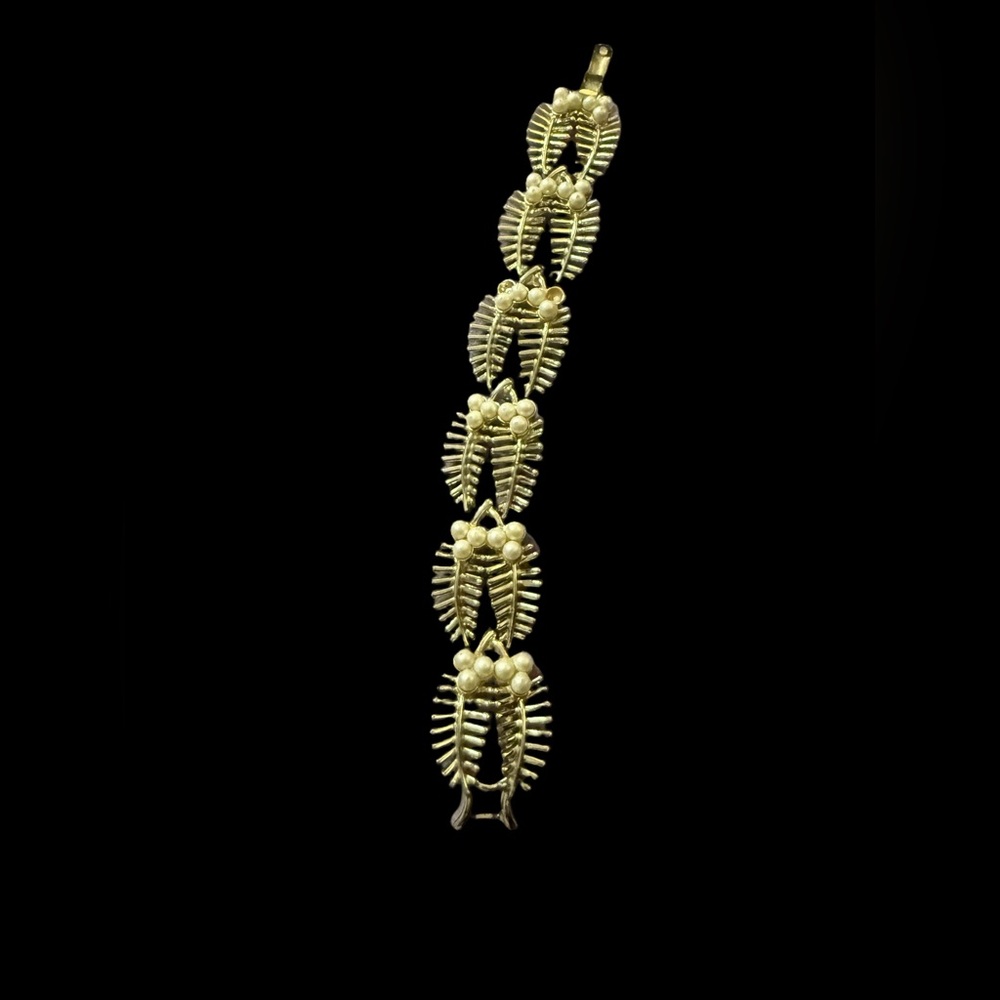 Gold tone vintage Coro Pegasus leaf skeletal design bracelet 1940s 1950s - Picture 7 of 9